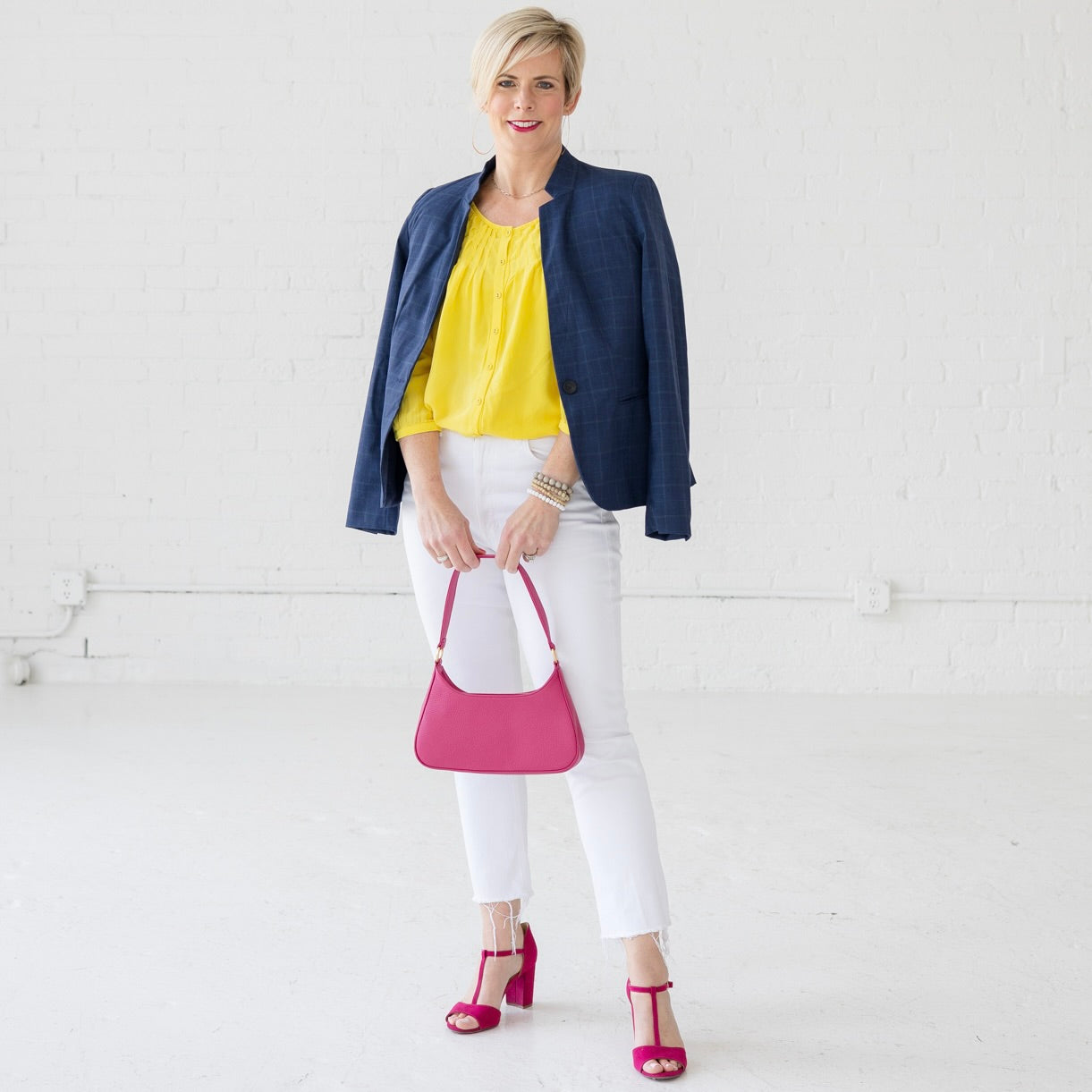 woman holding a laudi vidni harmony shoulder bag in orchid leater