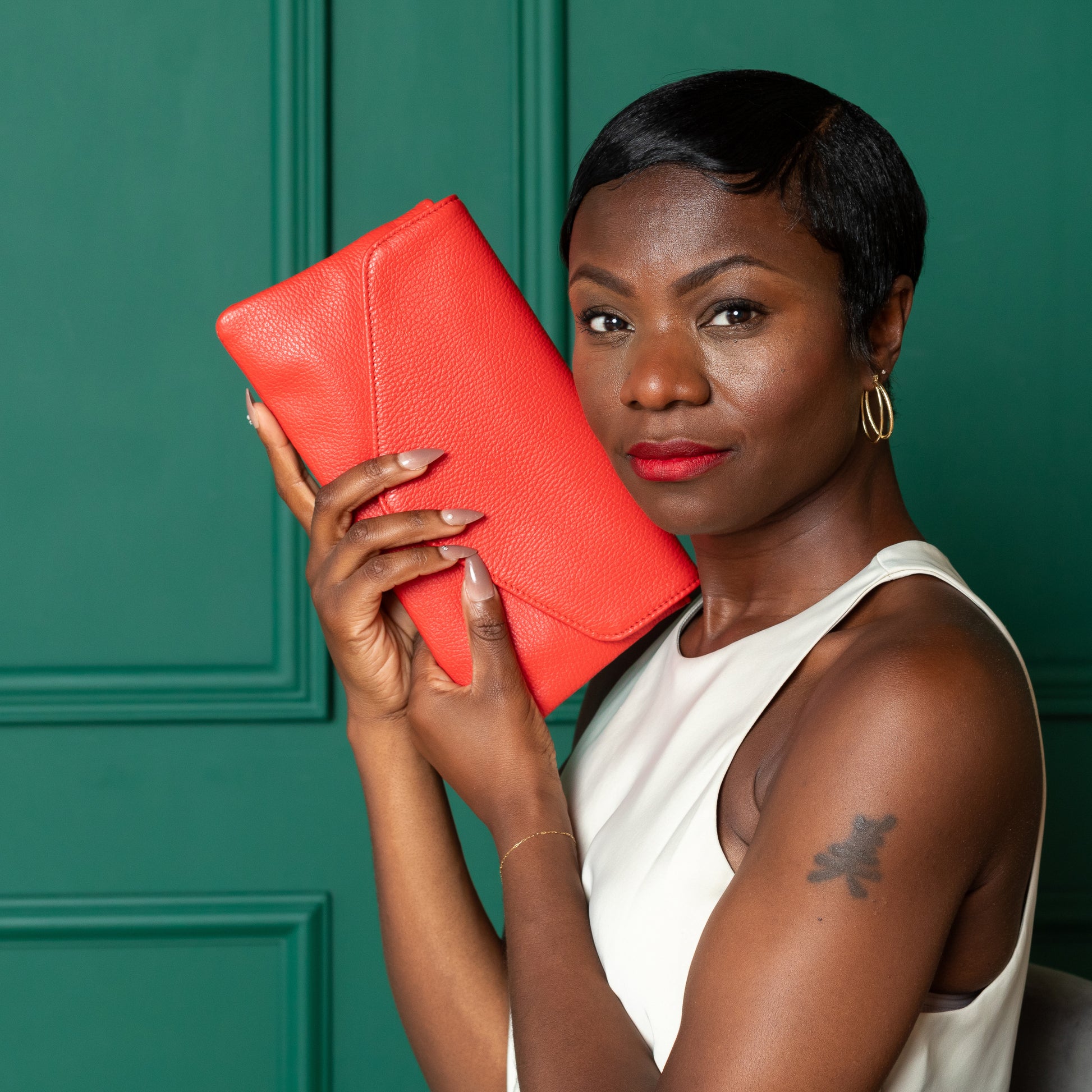 woman holding Laudividni lipstick comodo clutch