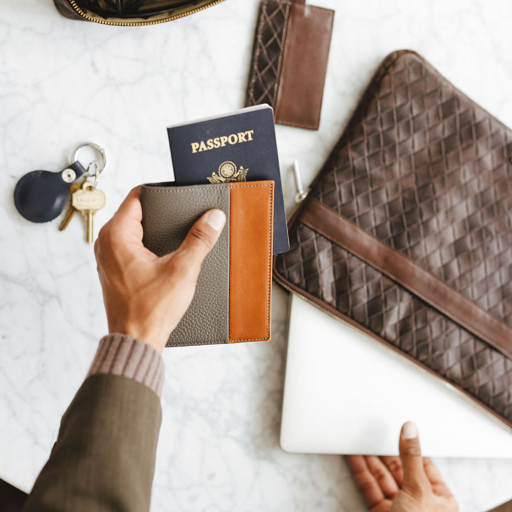 Libretto Passport Case in Carbon/Classic Chestnut