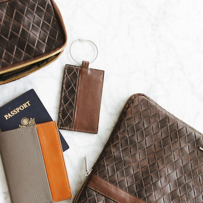 Poco Luggage Tag in Basketweave Brown/Espresso