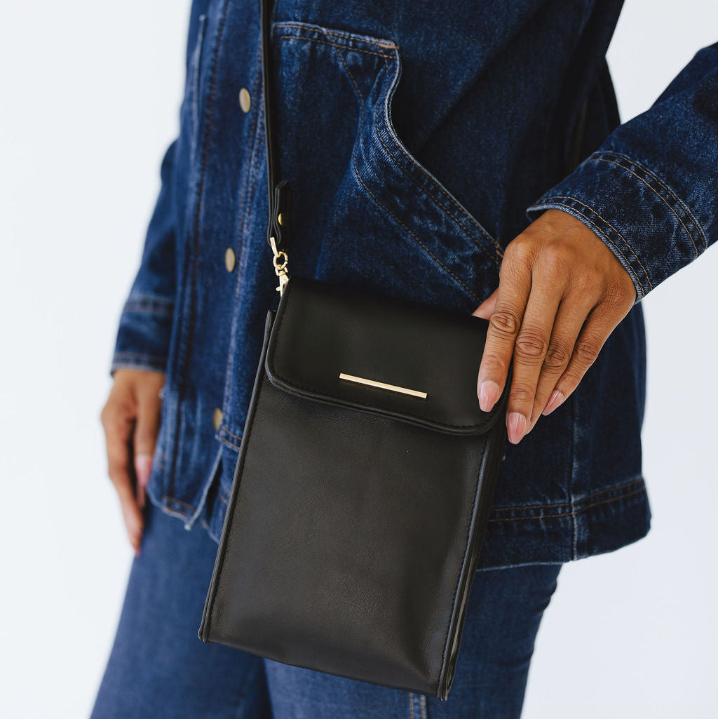 Vivo_Crossbody_with_Leather_Strap_Smooth_Black_Leather_Model_Upclose