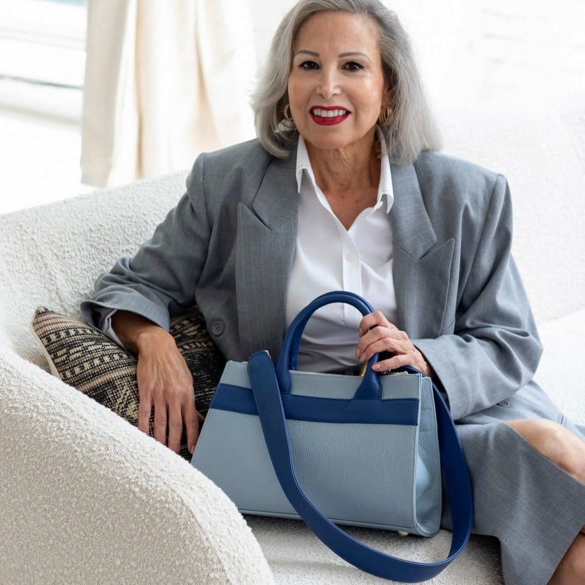 woman holding laudi vidni courante carryall steel blue